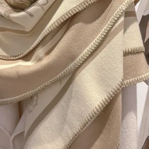 Sciarpa spessa a righe beige e cammello con stampa floreale vintage e texture cashmere