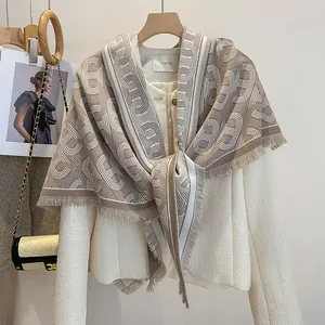 Beige-brauner Jacquard-Dreiecksschal mit Vintage-Geometriemuster und feinen Fransen