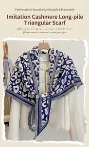 Dettaglio della sciarpa a triangolo in finta cashmere leopardata con bordi a frange