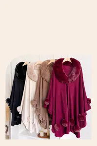 Détail du col en fausse fourrure et pompons sur châles en tricot pour femmes en quatre couleurs