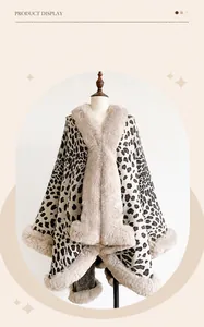 Detalle de chal con estampado de leopardo, cuello de piel sintética y bordes suaves