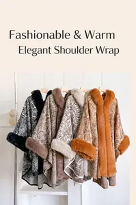 Dettaglio di poncho invernali paisley con colli in ecopelliccia in vari colori