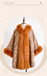 Dettaglio del poncho jacquard paisley con collo e bordi in finta pelliccia arancione