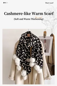 Détail de l'écharpe d'hiver léopard avec pompons blancs et toucher cachemire doux
