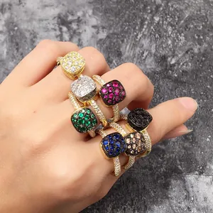 Primer plano de anillos de panal chapados en oro con vibrantes cristales de colores pavé