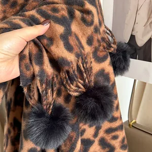 Écharpe d'hiver en faux cachemire léopard avec pompons noirs et texture tricotée chaude