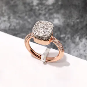 Vista detallada de un anillo de oro rosa con engaste cuadrado y circonitas micropavé