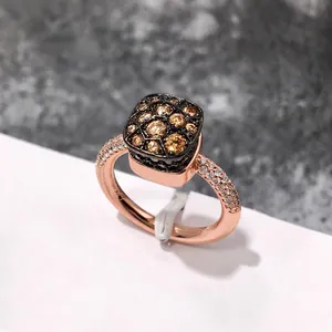 Primer plano de anillo en oro rosa con piedras champán engastadas en un pavé cuadrado