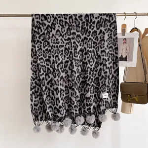 Écharpe d'hiver réversible imprimé léopard avec franges à pompons gris et étiquette tissée