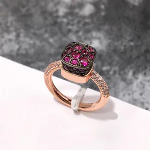 Detalle del anillo de panal con acabado en oro rosa y circonitas cúbicas rosas