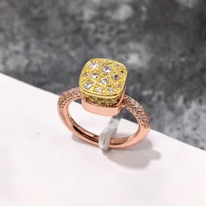Detalle del anillo de panal dorado con circonitas micro-pave y banda de oro rosa