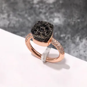 Vista macro de un anillo de oro rosa con circonitas negras en panal y pavé de diamantes