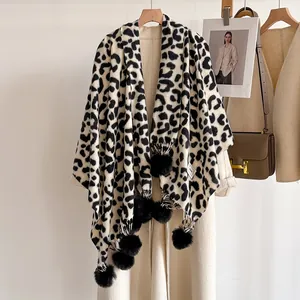 Détail du châle léopard d'hiver avec bordure à pompons doux et texture style cachemire