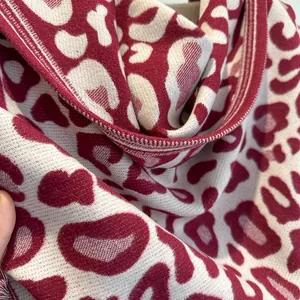 Elegante scialle invernale con stampa leopardata bordeaux e beige da donna