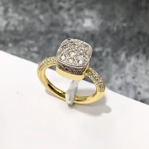 Vista macro de anillo de panal dorado con micro-pavé de circonitas blancas brillantes