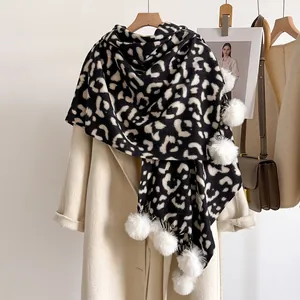 Écharpe d'hiver léopard réversible avec pompons blancs et texture cachemire doux