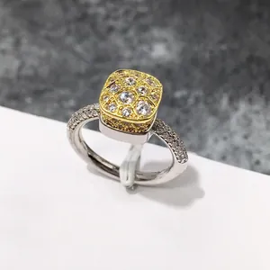 Anillo bicolor con diseño de panal y circonitas micro pavimentadas para mujer en oro