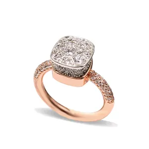 Anillo de oro rosa con un clúster cuadrado de cristales brillantes y banda de pavé fino
