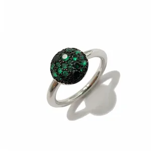 Détail d'une bague vintage en argent sertie de cristaux verts et noirs en dôme