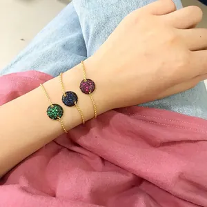 Bracelet géométrique minimaliste français avec pendentifs ronds et cristaux colorés