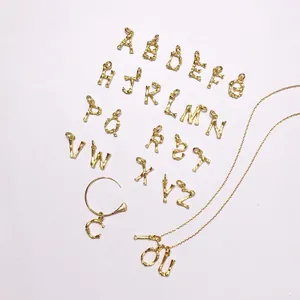 Set di 26 ciondoli con lettere dell'alfabeto dorate e texture stile bambù per orecchini