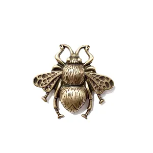 Vintage Copper Plated Gold Bee Brooch For Women Creative Insect Pin For Cardigan Anti Exposure Elegant Animal Jewelry