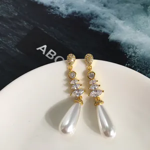 Orecchini pendenti placcati oro con zirconi marquise e grandi perle a goccia