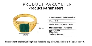Détail d'une pierre de malachite verte carrée sertie dans une chevalière en laiton poli