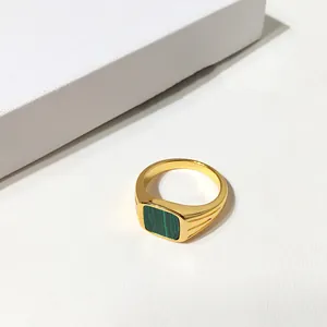 Vue détaillée de la bague en plaqué or avec une pierre de malachite verte rectangulaire