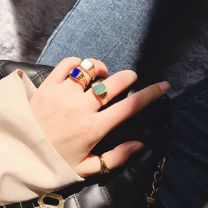 Ensemble de bagues chevalières dorées avec nacre naturelle et pierres vert malachite