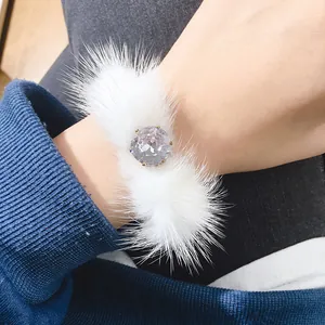Luxe witte nepbonte armband met een grote fonkelende ronde diamanten edelsteen erop