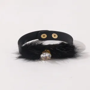 Luxe zwart lederen pluche armband met een grote fonkelende centrale diamant in het midden