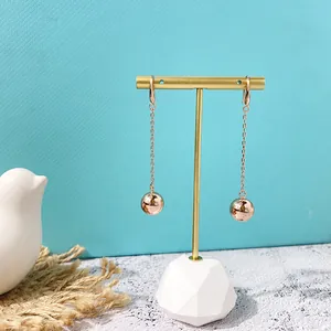 Elegante roségouden lange doortrekoorbellen met gepolijste bollen aan een fijne ketting
