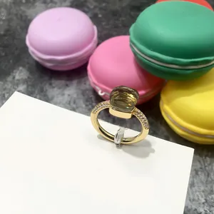 Detalle de anillo dorado con cuarzo ahumado de talla cojín y pavé de diamantes finos