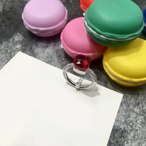 Detalle del anillo de gema roja cuadrada con banda plateada y cristales microengastados