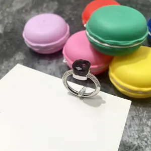 Primer plano de anillo con gema violeta cuadrada y banda con pavé de diamantes finos