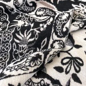 Dicker schwarz-weißer Pashmina-Schal mit Paisley-Jacquard und feiner Webstruktur
