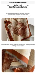 Détail du tissu imitation cachemire doux avec motif de montagne et bords à franges