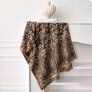 Detail von Paisleymuster-Paschmina-Schal mit goldenen Mustern und feinen Fransen