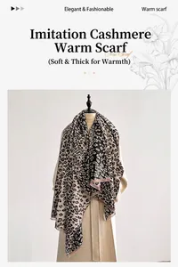 Gros plan d'une écharpe léopard douce au toucher cachemire avec franges sur un manteau
