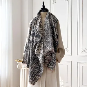 Detail von Paisley-Muster auf dickem Winterschal mit feinen Fransen und Blumendesign