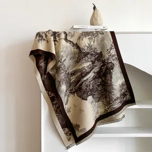 Détail d'un châle en cachemire Toile de Jouy avec pompons sur une étagère blanche