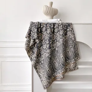 Dunkelgrauer Pashmina-Schal mit Paisley-Jacquard und Fransen auf Kaminsims