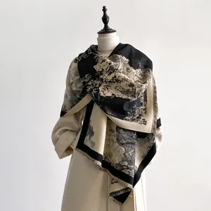 Détail d'une écharpe élégante avec peinture à l'encre noire et blanche et texture cachemire