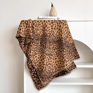 Détail de l'écharpe en jacquard léopard avec franges et texture douce