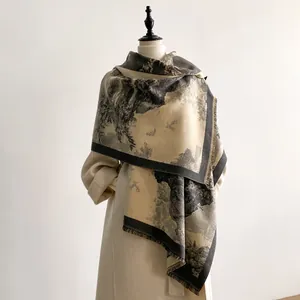Détail de l'écharpe en cachemire imitation avec motif peinture à l'encre et fines franges