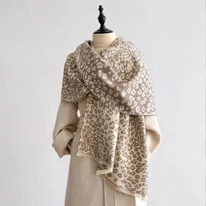 Détail de l'écharpe douce à imprimé léopard avec de fines franges et une texture jacquard