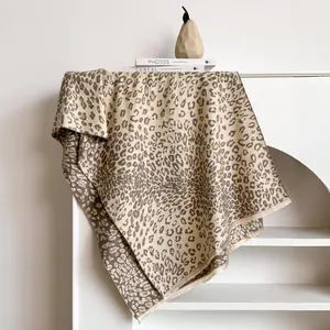 Détail de l'écharpe léopard en jacquard avec bords à franges et texture douce premium