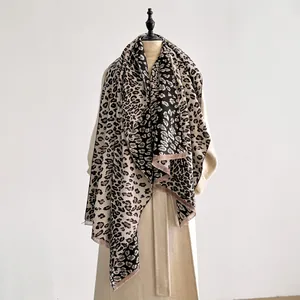 Gros plan d'une écharpe jacquard léopard avec franges fines et texture douce style cachemire