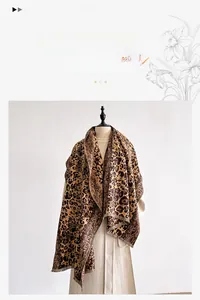 Détail d'une écharpe léopard en cachemire avec franges douces et texture jacquard